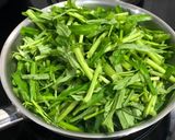 剁椒蒜味腐乳空心菜/水油炒三分鐘料理的食譜步驟2照片