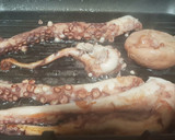 Foto del paso 2 de la receta: Pulpo sobre puré de patatas 🐙
