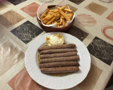 Foto del paso 6 de la receta: Salchichas cocidas con vino patatas fritas y huevo frito