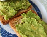 Foto del paso 1 de la receta: Tosta de salmón y aguacate