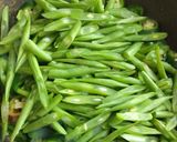 Foto langkah ke 4 dari resep Tumis buncis cabe hijau.