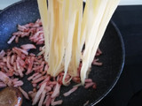 Espagueti carbonara sin nata