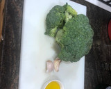 Foto del paso 1 de la receta: Muslo de pollo a la plancha con guarnición de brócoli salteado