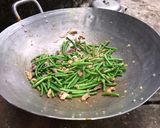 Hình bước làm 3 của món Đỗ xào lòng gà