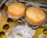 Hình bước làm 2 của món Donut nhúng caramel