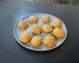 Foto del paso 1 de la receta: Bolitas de papa rellenas de queso y fritas en masa de bacalaitos