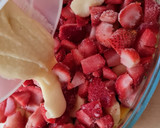 Foto del paso 4 de la receta: Postre multifruta (banana, naranja, durazno, frutillas, uvas pasa) con leche condensada casera