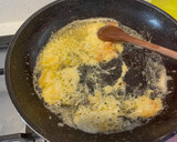 Foto del paso 2 de la receta: Huevos revueltos con queso