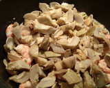 Foto del paso 9 de la receta: Linguines de limón salteados con frutos secos y marisco al ajillo con alcachofas