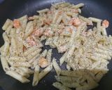 Foto del paso 3 de la receta: Pasta con langostinos y salmón ahumado