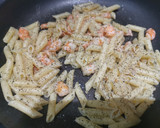 Foto del paso 3 de la receta: Pasta con langostinos y salmón ahumado