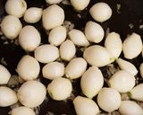 Foto del passaggio 1 della ricetta Cipolle salsiera in agrodolce