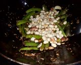 हिरव्या मीरचीचा ठेचा (hirya mirchi cha thecha recipe in martahi) रेसिपी स्टेप 2 फोटो 