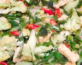 Foto langkah ke 4 dari resep Tumis Kembang Kol Daun Kencur.
