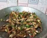 Foto langkah ke 4 dari resep Oseng Ikan Asin Teri Tawar Padang Cabai Hijau.