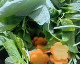 Foto langkah ke 1 dari resep Sayur Bening Bayam Simple.