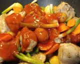 Foto del paso 4 de la receta: Pollo en su jugo con verduras🌺