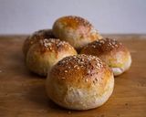 Foto del passaggio 5 della ricetta Fluffy buns integrali con lievito madre e water roux