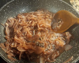 Foto del paso 1 de la receta: Coca de pera, queso y cebolla caramelizada