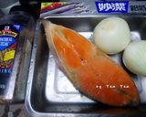 鮭魚佐蒙特婁洋蔥的食譜步驟1照片