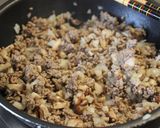 A picture of step 3 of Sweet and Savory Omelet with Ground Meat and Potatoes.