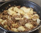A picture of step 4 of Sweet and Savory Omelet with Ground Meat and Potatoes.