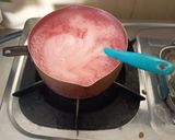 Foto langkah ke 3 dari resep Puding Susu Merah Putih.