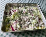 Une image de l'étape 12 de Salade de concombre mariné à la crème, persil et oignon rouge.
