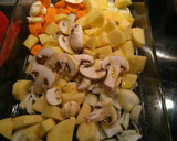 Foto del paso 3 de la receta: Muslitos de pollo con patatas, zanahorias y champiñones