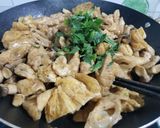 Hình bước làm 2 của món Nấm đùi gà, mì căn kho lá quế