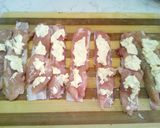 Muffinformában sült baconos, fűszervajas, sajtos csirkemell recept fázis 3 fotója