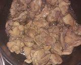 Foto del paso 2 de la receta: Muslos de pollo en salsa roja con nopales