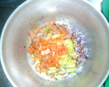 Foto del paso 3 de la receta: Tartar de Salmón con base de Guacamole de tomate y cebolla roja