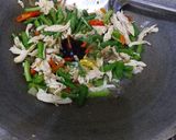 Foto langkah ke 2 dari resep Tumis Buncis Ayam Suwir.