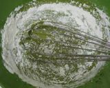 Foto langkah ke 3 dari resep Matcha Roll Cake (Bolu Gulung Matcha).