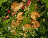 Foto langkah ke 8 dari resep Cah Kangkung Udang saus tiram.