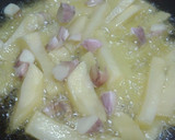 Foto del paso 3 de la receta: Bacalao con patatas y gulas al ajillo