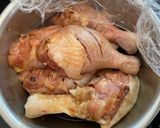 Hình bước làm 1 của món Đùi gà nướng dầu hào rắc mè trắng