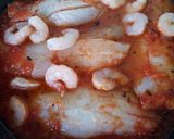 Foto del paso 3 de la receta: Gallineta con tomate y gambas