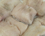 Foto del paso 1 de la receta: Merluza en salsa de champiñones