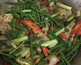 รูปขั้นตอนการทำที่ 4 ของ “ผัดพริกหอมใหญ่เครื่องในไก่”
