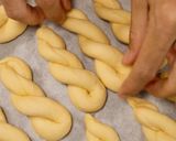 Foto langkah ke 4 dari resep Cara Membuat Donat Korea | Twisted Donut.