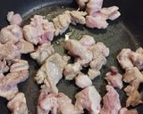 Foto del paso 3 de la receta: Muslos de pollo deshuesados con tandoori y nuez sobre arroz blanco