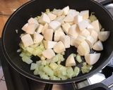 Une image de l'étape 6 de Navets et carottes violettes aux épices indiennes, bouillon de porc et coriandre.
