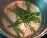 Foto del paso 10 de la receta: Salmón fresco en cama de crema de espárragos verdes