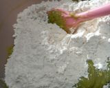 Foto langkah ke 2 dari resep Strawberry Dots Matcha Cookies.