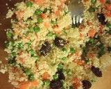 Foto del paso 3 de la receta: Cuscús con pasas, guisantes y zanahorias