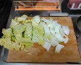A picture of step 4 of Steamed Chicken Thighs with Garlic and Black Pepper on Napa Cabbage.