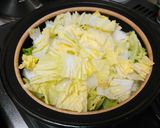 A picture of step 5 of Steamed Chicken Thighs with Garlic and Black Pepper on Napa Cabbage.
