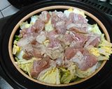 A picture of step 6 of Steamed Chicken Thighs with Garlic and Black Pepper on Napa Cabbage.